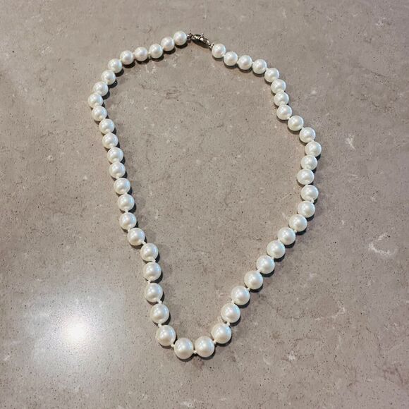 Vintage Monet Faux Pearl Necklace-Classic Gold-Tone Clasp - Picture 6 of 10